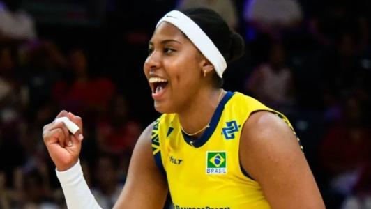 Ana Cristina comemora ponto em jogo do Brasil