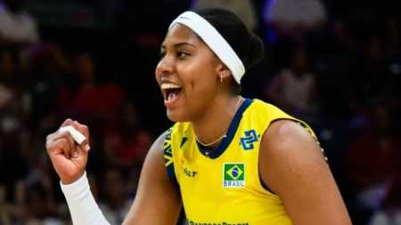 Ana Cristina comemora ponto em jogo do Brasil