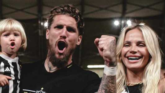 Lyanco, do Atlético, com o filho Liam e a esposa Yasmin