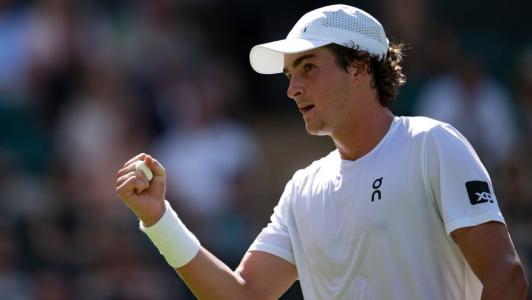 João Fonseca comemora vitória em Wimbledon