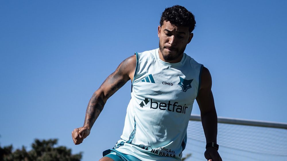 William vai a campo em treino e pode ser opção no Cruzeiro contra o Fluminense