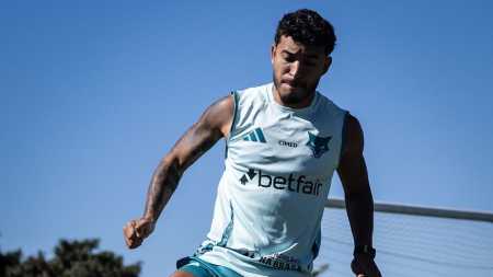 Lateral William em treino do Cruzeiro