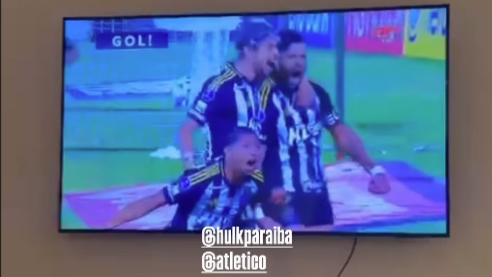 De saída do Atlético, Rubens posta e celebra gol de Hulk, que reage