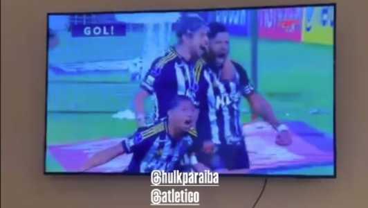 Em negociação com o futebol russo, Rubens assiste gol de Hulk, do Atlético, em televisão