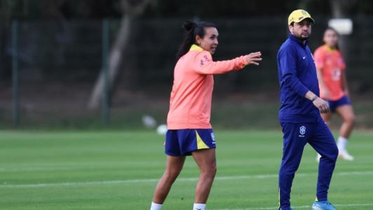 Arthur Elias e Marta em treino da Seleção Brasileira