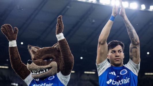 Kaio Jorge e Raposão, mascote do Cruzeiro