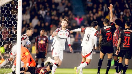 Leo Pereira comemora gol na vitória do Flamengo sobre o Bragantino