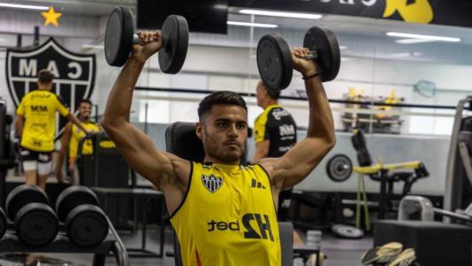 Fausto Vera na academia do Atlético