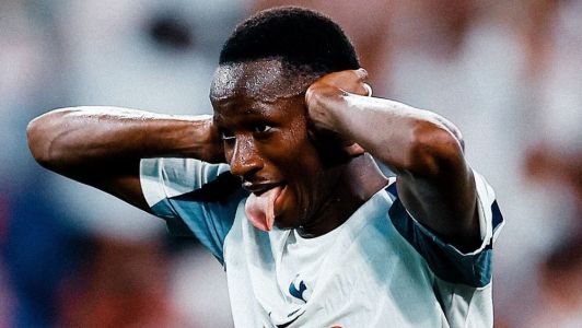 Pape Matar Sarr comemora gol do Tottenham em clássico amistoso
