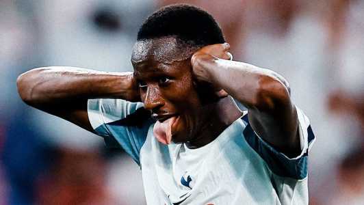 Pape Matar Sarr comemora gol do Tottenham em clássico amistoso