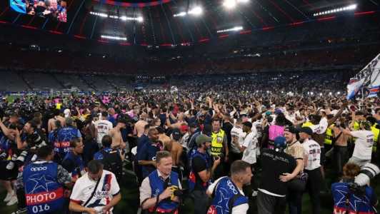 Torcedores do PSG invadem campo após título da Champions League