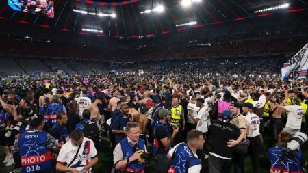Torcedores do PSG invadem campo após título da Champions League