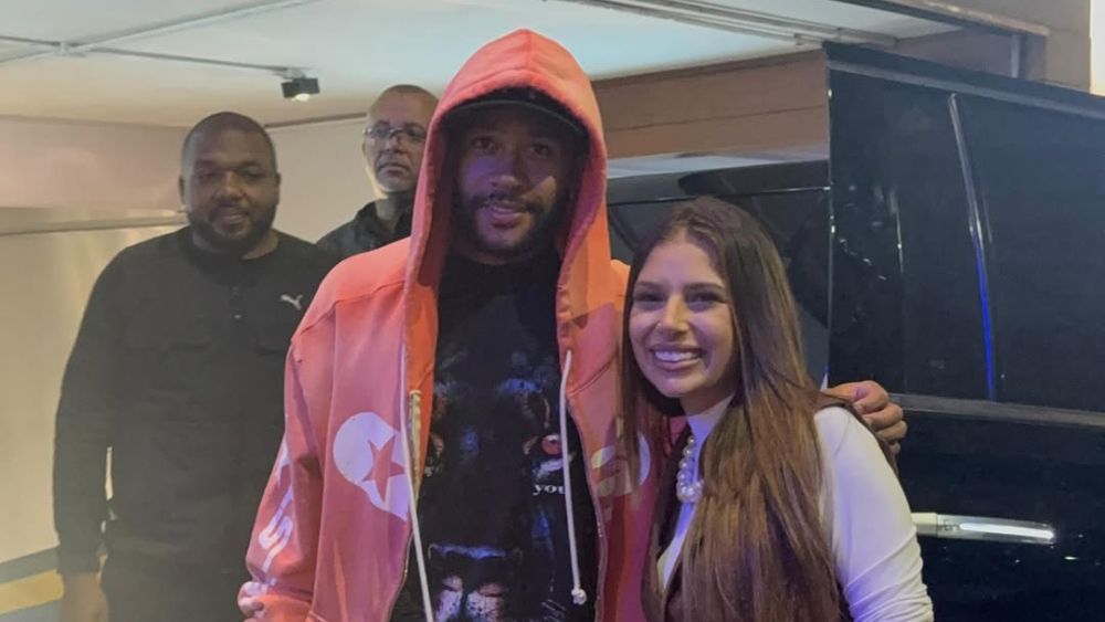 Corinthians: Memphis se confunde, tira fotos com fãs de Virgínia e faz convite