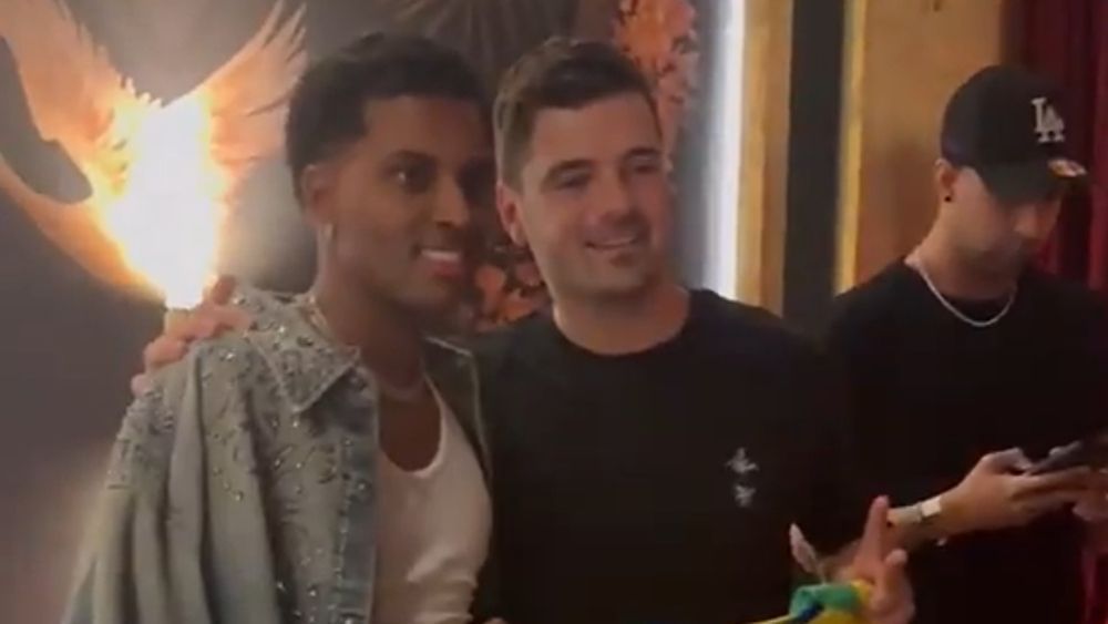 Rodrygo se encontra com DJ famoso e autografa camisa da Seleção Brasileira