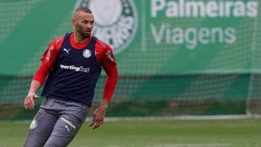 Goleiro Weverton, em treino do Palmeiras