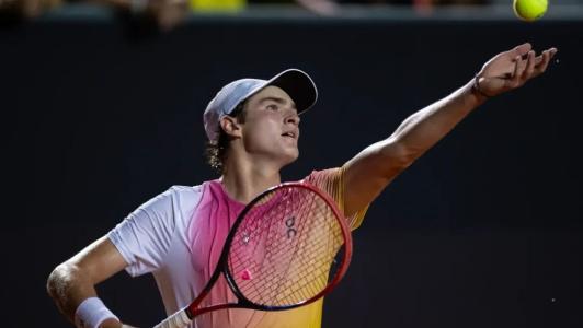 João Fonseca se prepara para um saque, no Rio Open 2025