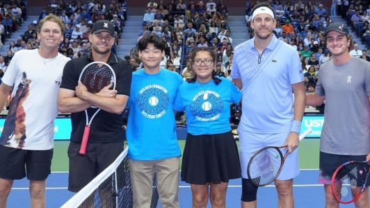 Andy Roddick/Alex Michelsen à esquerda, e Juan Martin Del Potro/João Fonseca à direita