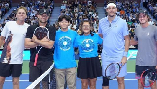 Andy Roddick/Alex Michelsen à esquerda, e Juan Martin Del Potro/João Fonseca à direita