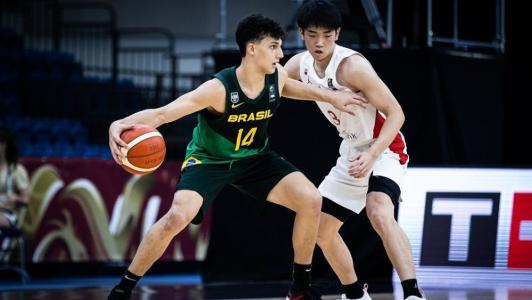 Lucas Atauri, em ação pela Seleção Brasileira de Basquete
