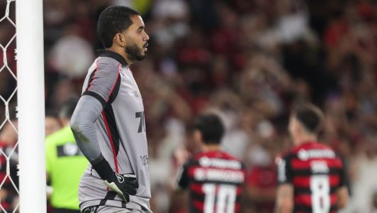 Goleiro Lucas Arcanjo em goleada histórica do Flamengo sobre o Vitória