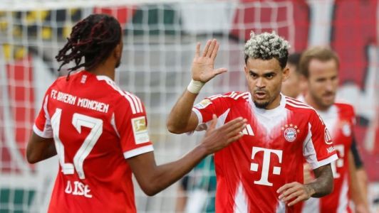Luis Diaz e Olise, durante vitória do Bayern por 3 a 2, neste sábado (30)
