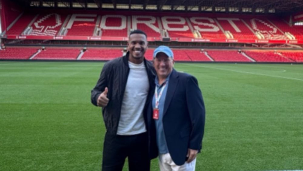 Textor publica foto com John na Inglaterra e manda recado à torcida do Botafogo