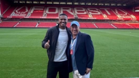 John e John Textor no City Ground, estádio do Nottingham Forest, da Inglaterra