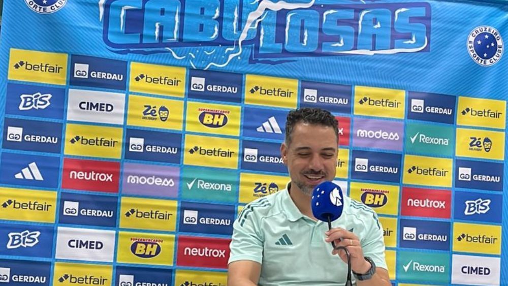 Técnico do Cruzeiro se emociona e chora após classificação no Brasileiro Feminino