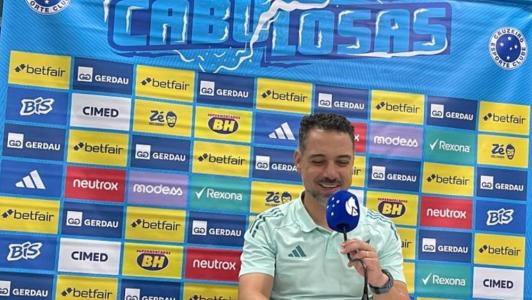 Técnico Jonas Urias em coletiva de imprensa do Cruzeiro Feminino