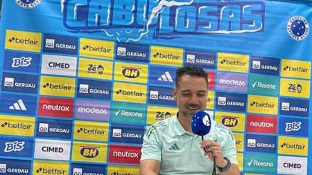 Técnico Jonas Urias em coletiva de imprensa do Cruzeiro Feminino