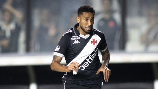 Volante Jair em ação pelo Vasco