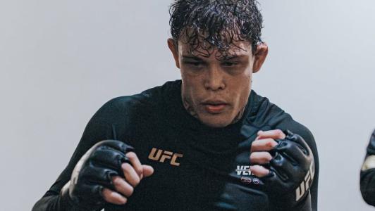 Caio Borralho, lutador brasileiro dos pesos-médios, em treinamento