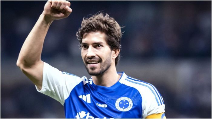 Lucas Silva, do Cruzeiro, comemora após vitória celeste diante do Atlético