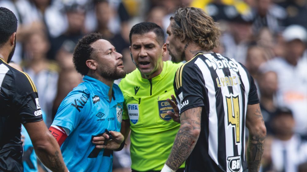 Dublador revela o que foi dito em 'briga' entre Neymar e Lyanco em Atlético x Santos