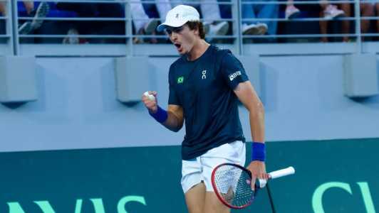 João Fonseca em ação pelo Brasil contra a Grécia, na Copa Davis