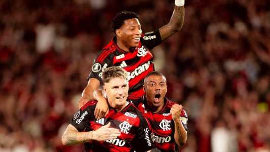 Varela, Plata e De La Cruz celebram gol do Flamengo diante do Estudiantes, nesta quinta-feira (18), pela Libertadores