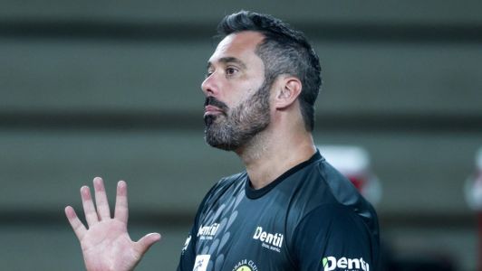 Técnico Rui Moreira, em treino do Praia Clube