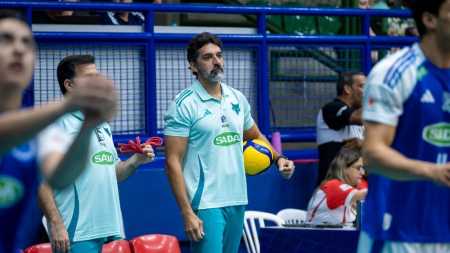 Técnico Filipe Ferraz em jogo do Sada Cruzeiro