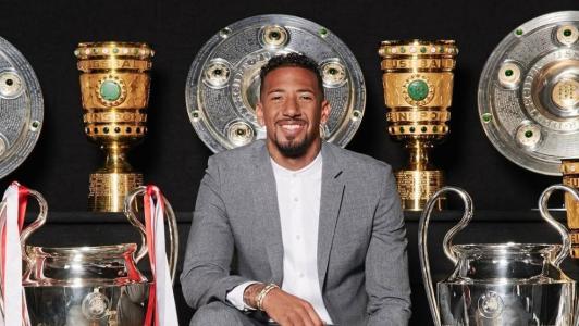 Jérôme Boateng com todos os troféus conquistados pelo Bayern de Munique