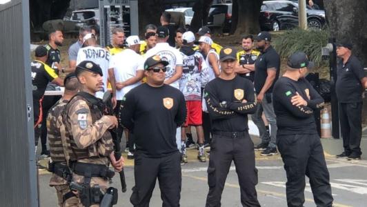 Jogadores do Atlético conversam com torcedores na Cidade do Galo