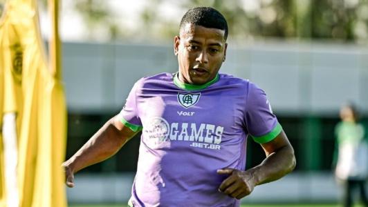 Lateral Maguinho, em treino do América