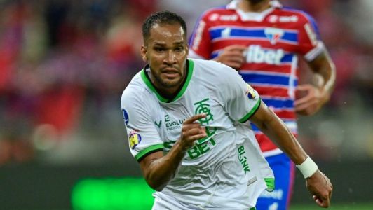 Everaldo em ação pelo América, contra o Fortaleza, em 2023
