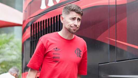 Jorginho durante embarque do Flamengo à Argentina, nesta terça-feira (23), no Rio de Janeiro