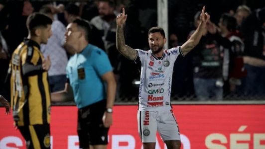 Gabriel Boschilia celebra gol pelo Operário, diante do Amazonas, nesta quarta-feira (24)