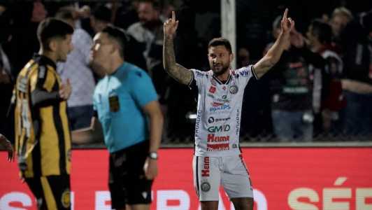 Gabriel Boschilia celebra gol pelo Operário, diante do Amazonas, nesta quarta-feira (24)