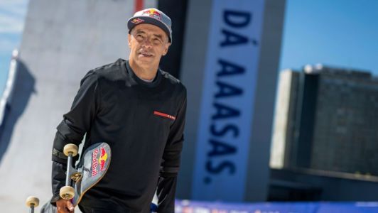 Skatista Sandro Dias em frente à rampa do Centro Administrativo Fernando Ferrari (CAFF), em Porto Alegre