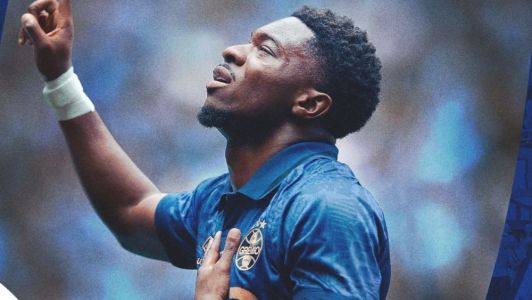 Amuzu comemora gol pelo Grêmio