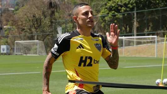 Guilherme Arana em treino do Atlético