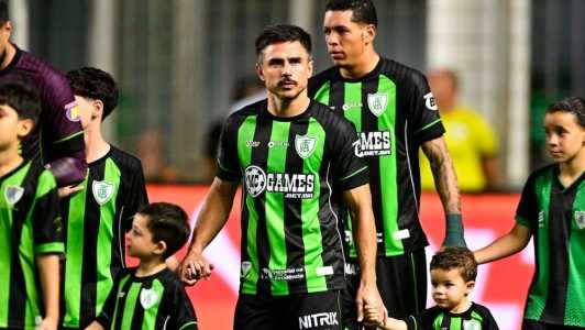 Willian antes do jogo do América contra o Volta Redonda, nesta segunda-feira (29)