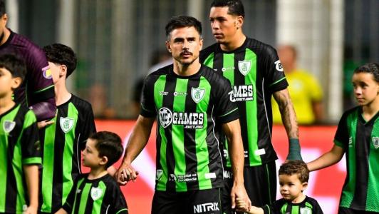 Willian antes do jogo do América contra o Volta Redonda, nesta segunda-feira (29)